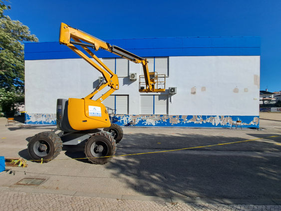 Commissioned Mural, street art, André trafic, commercial graffiti, for hire, wall renovation, school district, seixal, portugal, painting, turquese, corn, process