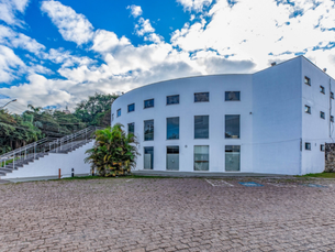 Vista de um café em Atibaia com design moderno, ambiente acolhedor e detalhes artísticos, representando a cena cultural da cidade.