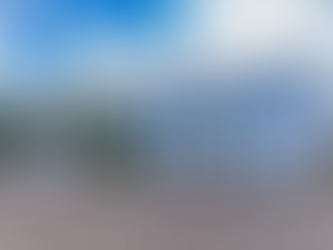 Vista de um café em Atibaia com design moderno, ambiente acolhedor e detalhes artísticos, representando a cena cultural da cidade.