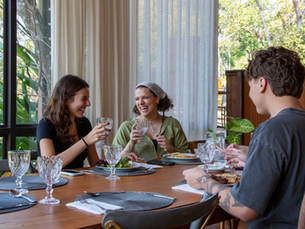 Família aproveitando momentos juntos cercados pela Mata Atlântica no Morros Verdes Ecolodge em Ibiúna, SP