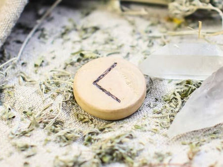 Qual o Significado da Runa 6 Kenaz (K)? - Oráculosweb