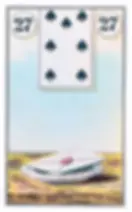 uma carta branca com um selo vermelho em cima de uma mesa