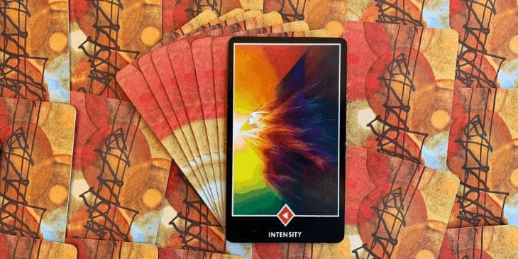 tarot do taro zen osho intensidade em uma mesa com outras cartas viradas para baixo