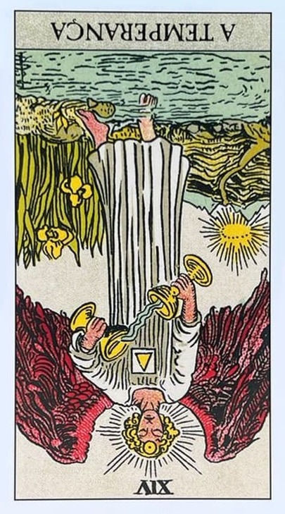 um anjo com asas, posicionado entre a terra e a água, vertendo líquido de um cálice para outro, ele é loiro e usa um manto branco. essa carta esta de ponta cabeça.