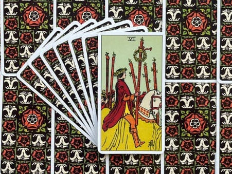 Tarot Rider Waite - Seis de Paus: Descubra o Significado e Interpretação desse Arcano Menor - Oráculos Web