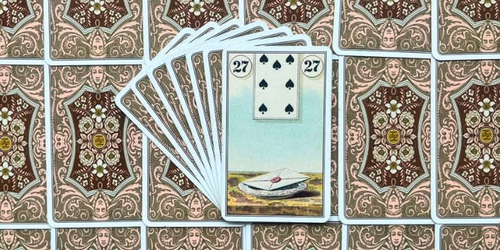 uma carta branca com um selo vermelho em cima de uma mesa