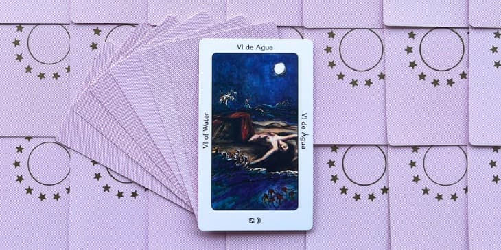 uma sereia deitada no fundo do mar com um lua cheia linda no céu.