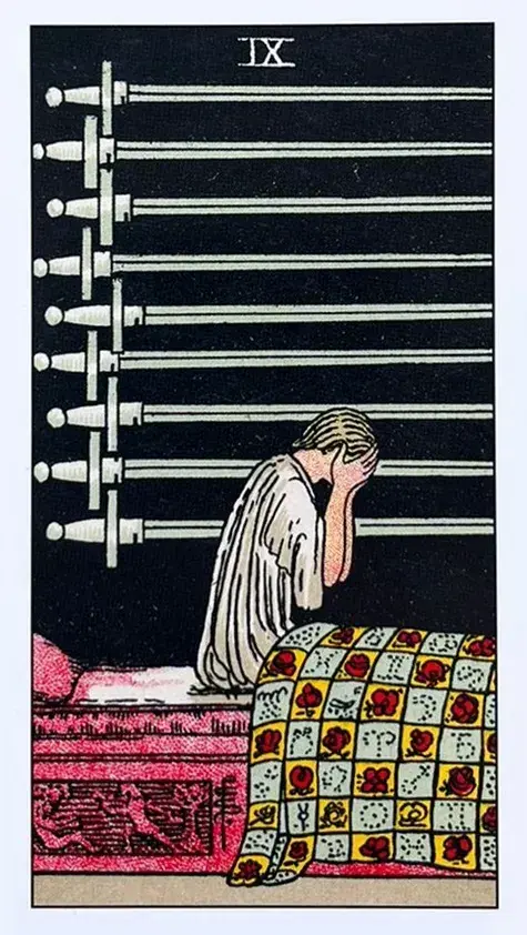 uma pessoa sentada em uma cama com as maos cobrindo o rosto em um gesto de desespero ou angustia. na parede preta tem nove espadas penduradas.
