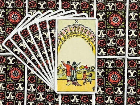 Dez de Copas - Tarot Rider Waite: Descubra o Significado e Interpretação desse Arcano Menor - Oráculos Web.