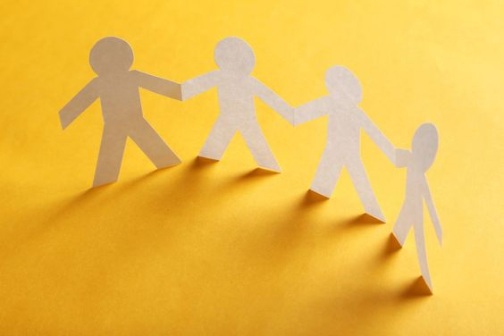 pessoas-feitas-de-papel-de-mãos-dadas