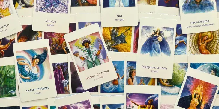 varias cartas do oraculo das deusas com as imagens aparecendo 