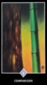 Um pedaço de bambu verde ao lado de um tronco de arvore marrom