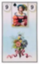 No centro da imagem, vemos um buquê de flores coloridas e vibrantes amarradas por uma fita rosa.