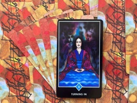 Tarot Zen Osho - Voltar-se para Dentro (4 de Copas): Significado e interpretação da carta - Oráculos Web
