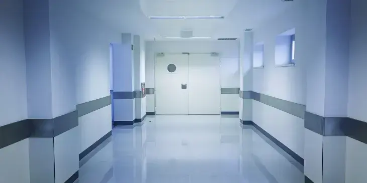 corredor branco de um hospital vazio