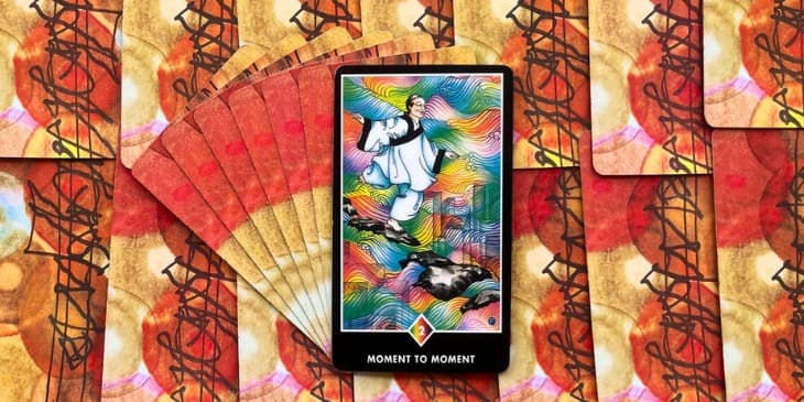 Uma mulher dançando e se equilibrando com um vestido asiático branco e preto.