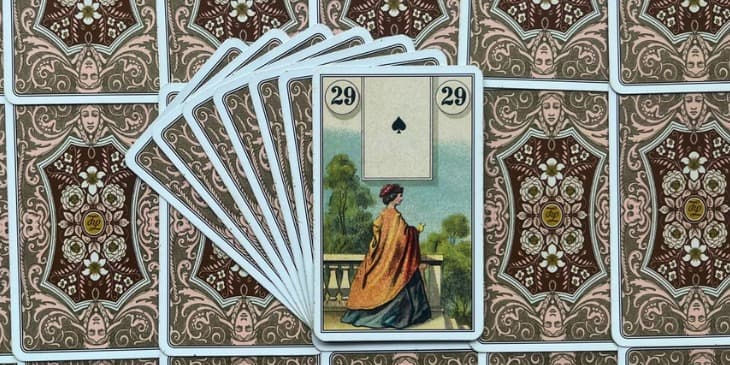 Uma cigana com um vestido lindo em uma varanda