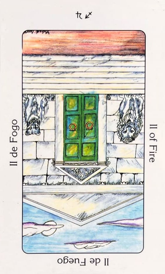 um templo branco protegido por um leão e uma leoa.