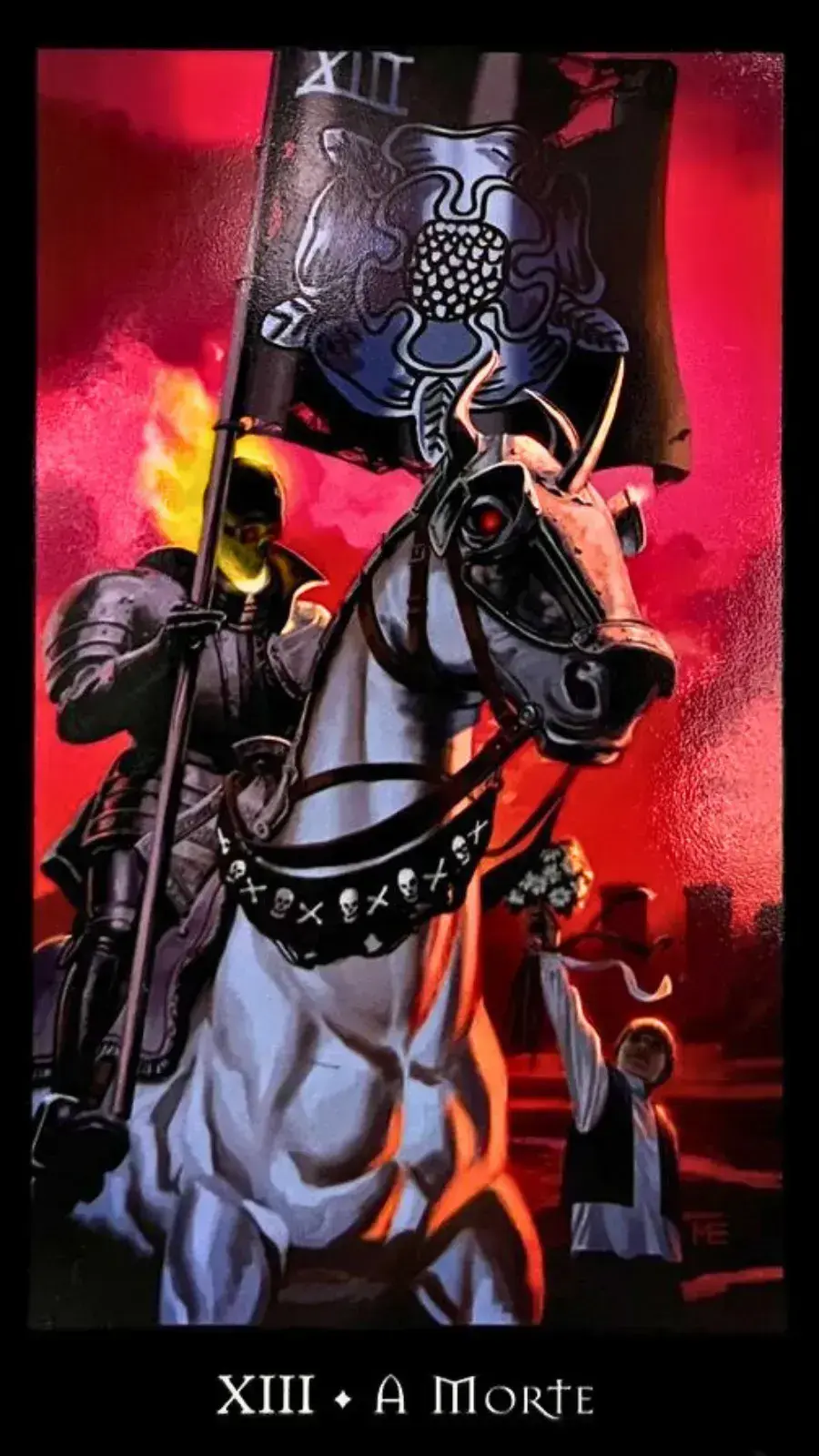 Um soldado em cima de um cavalo branco segurando um estandarte com uma bandeira preta, a cabeça desse soldado esta em chamas mas ele esta vivo como a morte.