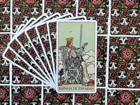 Rainha de Espadas - Tarot Rider Waite Descubra o Significado e Interpretação desse Arcano Menor - Oráculos Web.