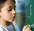 Niño escribiendo en una pizarra