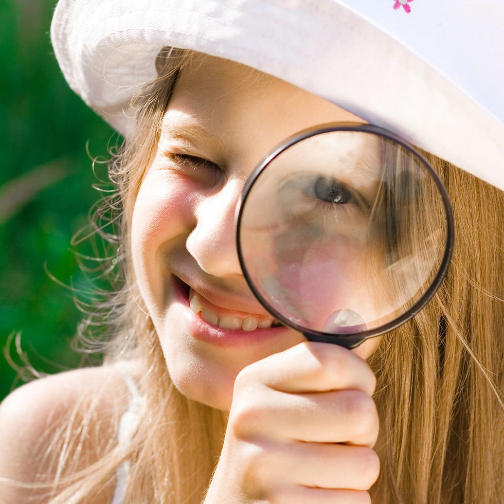 klein meisje met een loep: de Ouder-BewustzijnsScan : het gevoel dat je niet veel wijzer bent