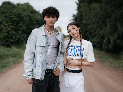 Llegó el nuevo video de DannyLux y Yami Safdie para “ALGUIEN MÁS”