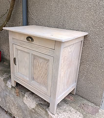 Ponçage, peinture effet bois blanc et changement des poignées