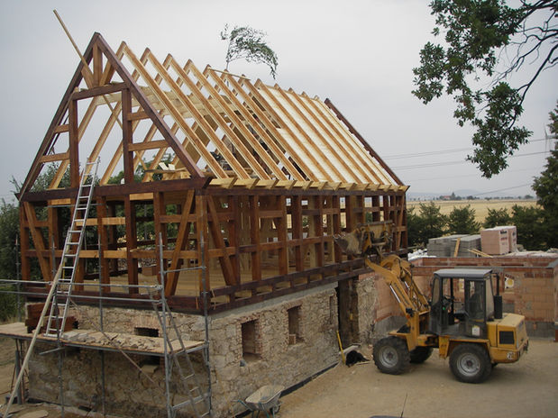 Aufbau der Holzkonstruktion eines Fachwerkhauses während Sanierung in Löbau