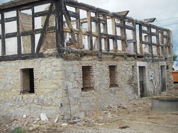 Fachwerkhaus im Rohbauzustand während Sanierung bei Löbau