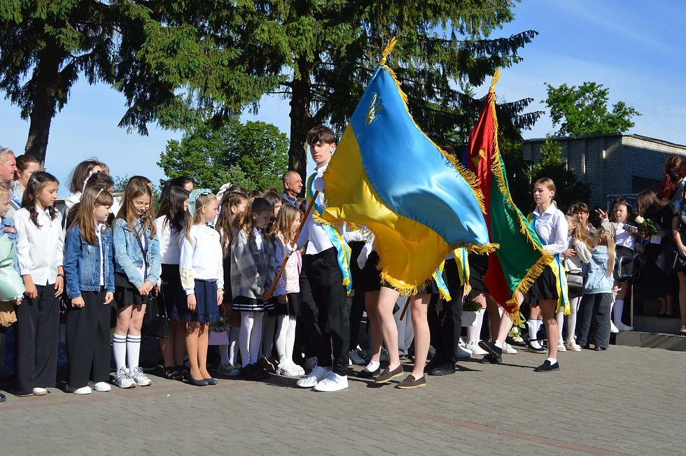 Дорогі школярі, випускники, вчителі та батьки!