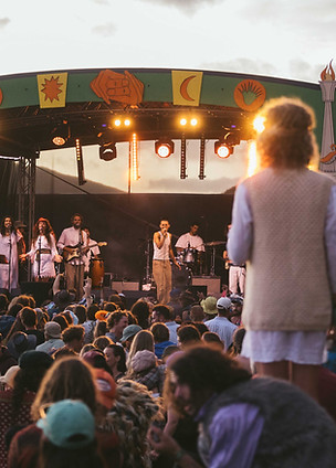 Crowd at Tora Bombora during sunset