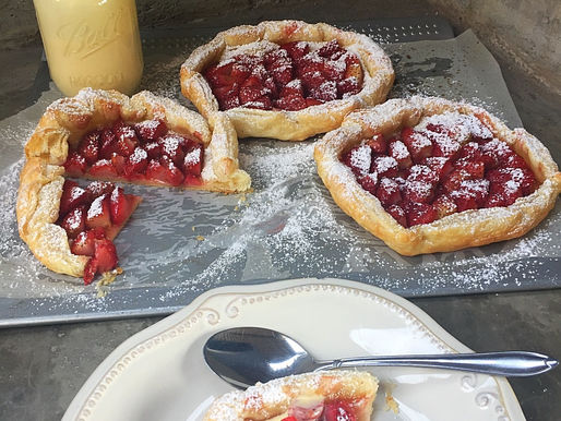 Tartaletas Rústicas de Frutilla con Salsa de Vainilla