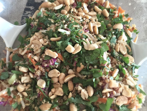 Ensalada Tailandesa con Quinoa y Dientes de Dragón