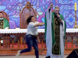 Mulher empurra Padre Marcelo Rossi de altar durante missa em Cachoeira Paulista