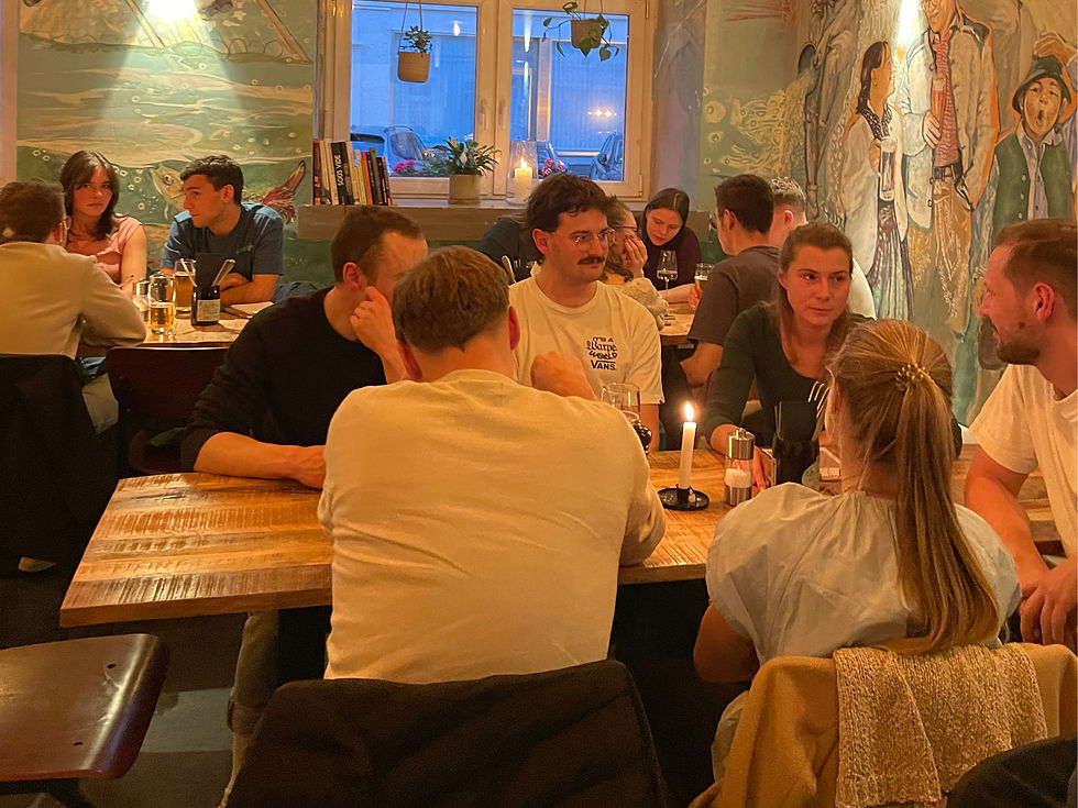 Gut besuchter Gastraum am Abend