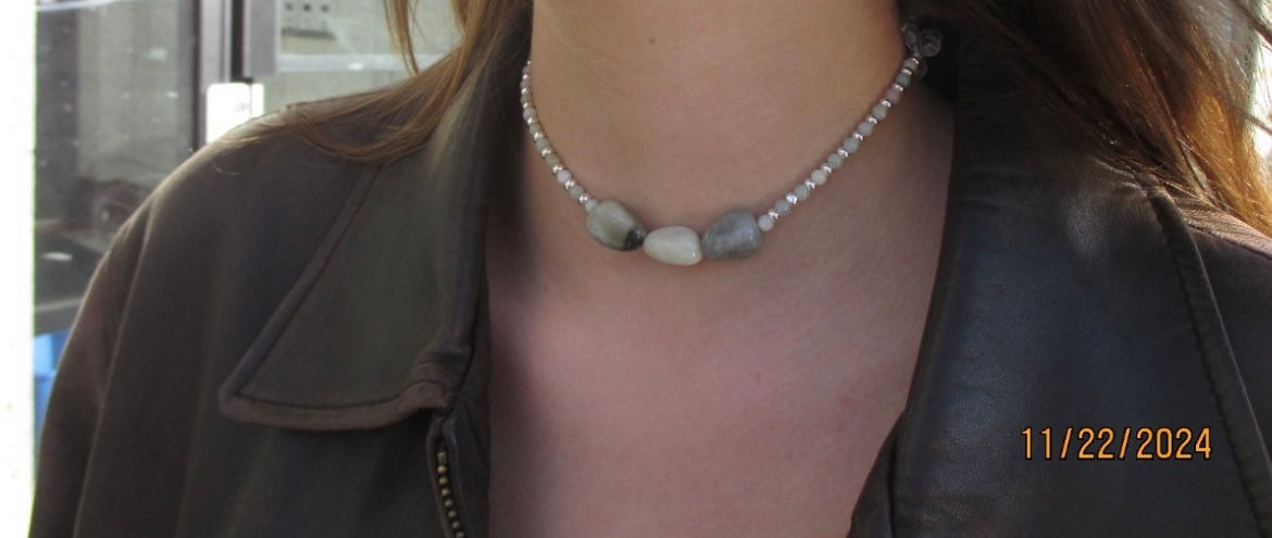 Green & grey toned necklace 