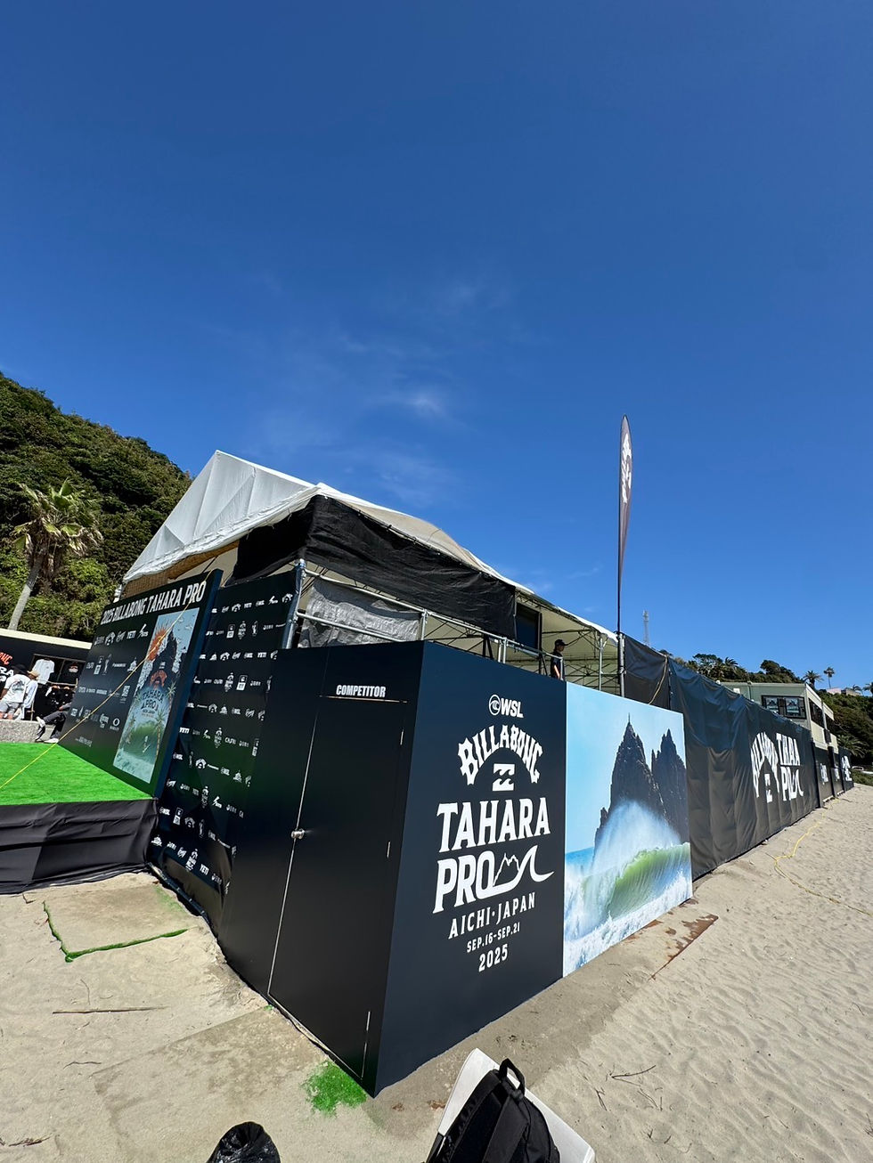 2025 Billabong Tahara Pro会場の外観。黒いパネルに大会ロゴと波の写真が大きく描かれている
