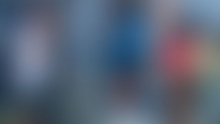 透明サーフボード「Sea Through」が表彰式ステージに掲げられているシーン。サーフィン大会で環境技術とカルチャーが融合した象徴的な瞬間。