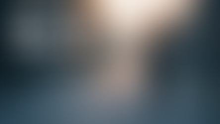 人影のない道を一人で歩きながら、年齢とともに増える「面倒だと感じる状態」について考える人物の後ろ姿