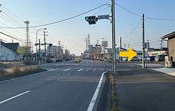国道294号 山田のT字交差点を曲がり、その後すぐに右折します。