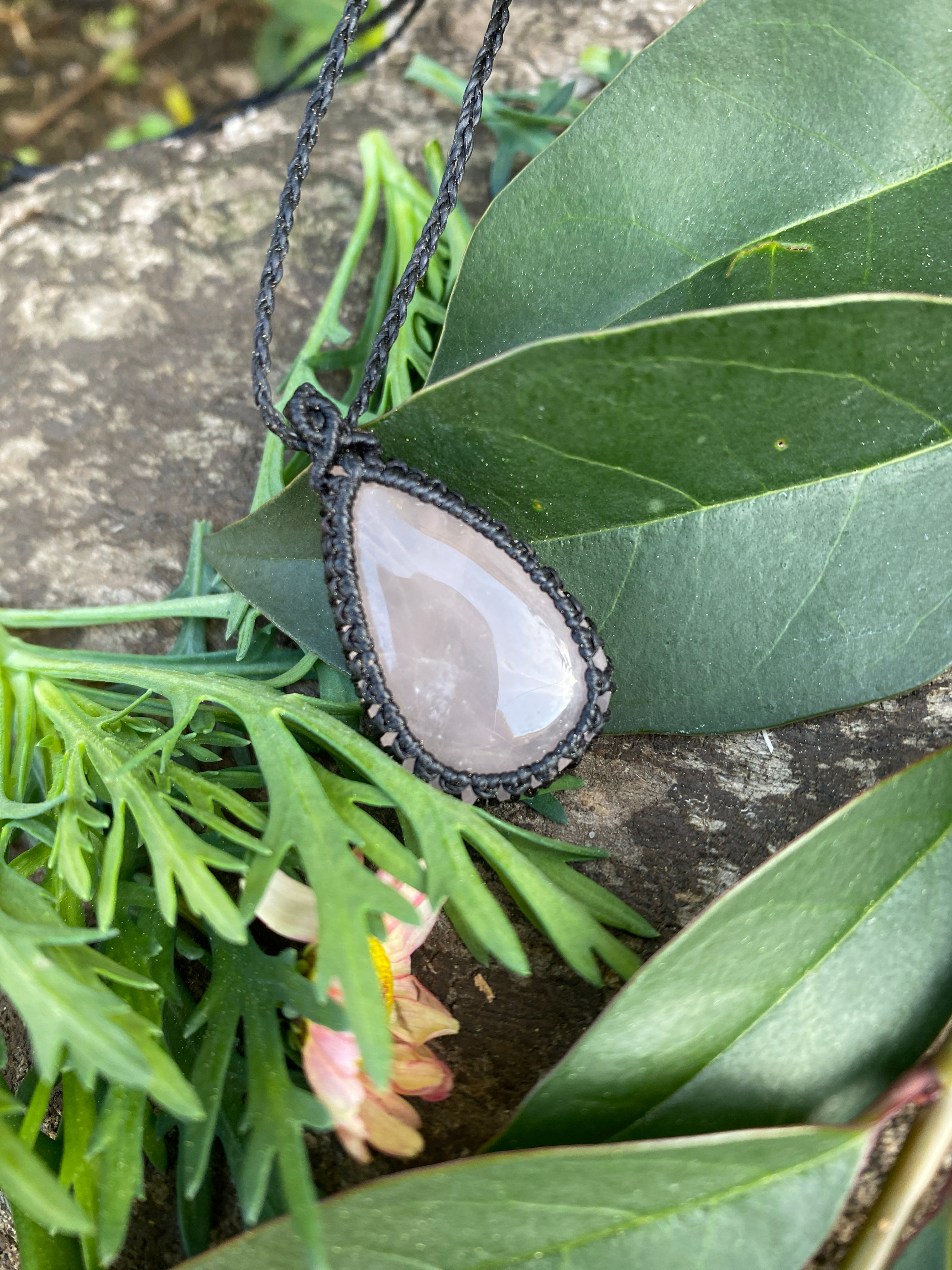 Ciondolo in Macramé Quarzo Rosa Goccia / Ciondolo Tibetano in Macramè