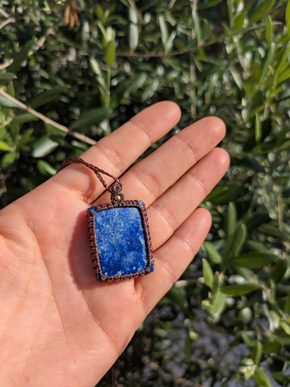Miniatura: Ciondolo in Lapislazzulo Blu / Ciondolo in Macramè realizzato a mand