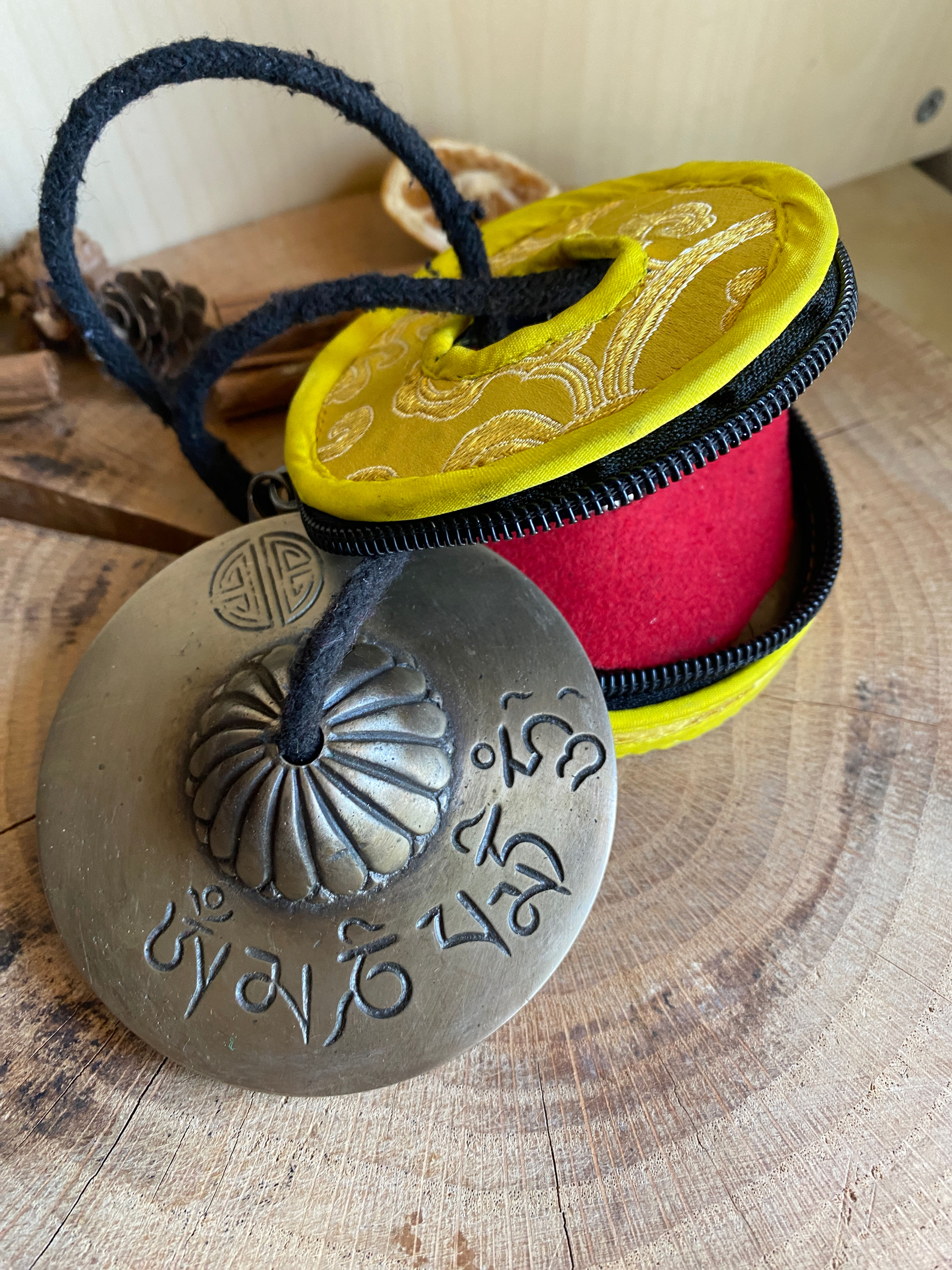Cimbali Mantra Om Mani Padme Hum ॐ मणि पद्मे हूँ contenitore rigido in broccato