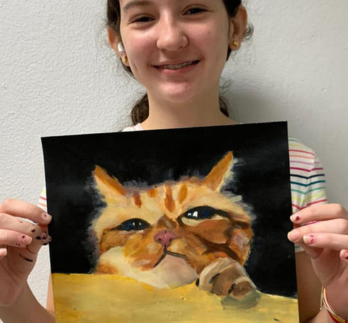  Niña mostrando su pintura de un gato