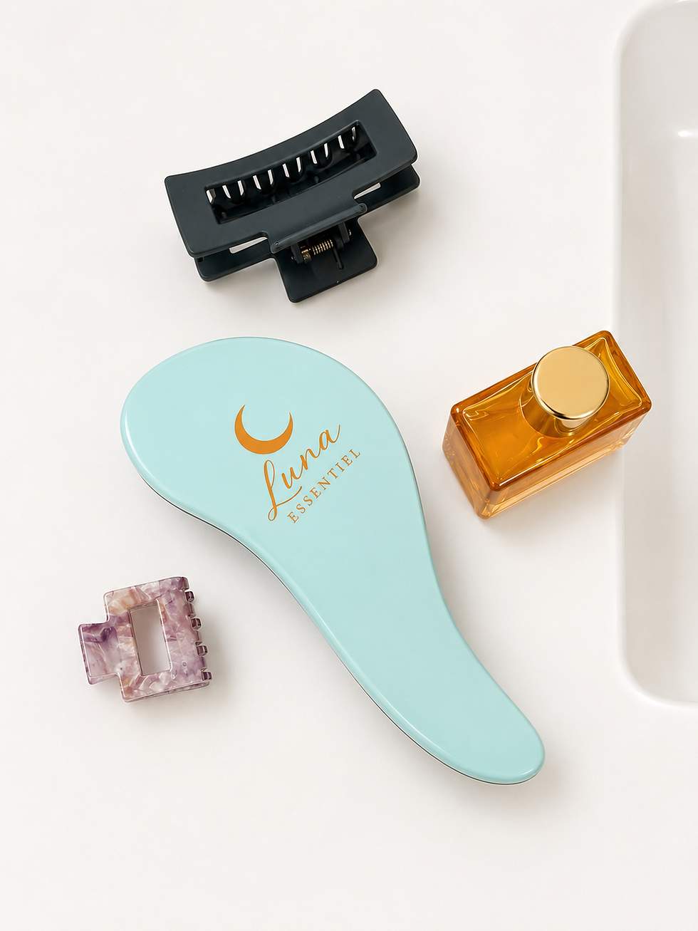 Brosse démêlante Luna Essentiel accompagnée d’accessoires de beauté