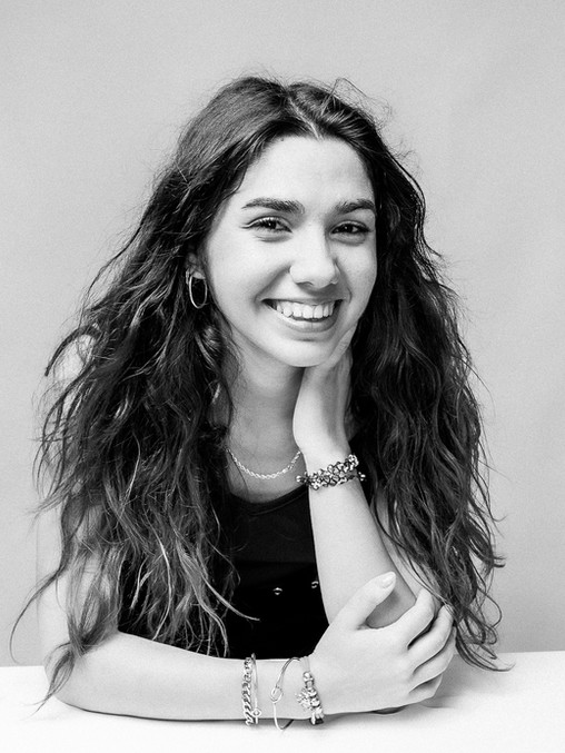 ritratto donna in studio fotografico luce naturale in provincia di Asti