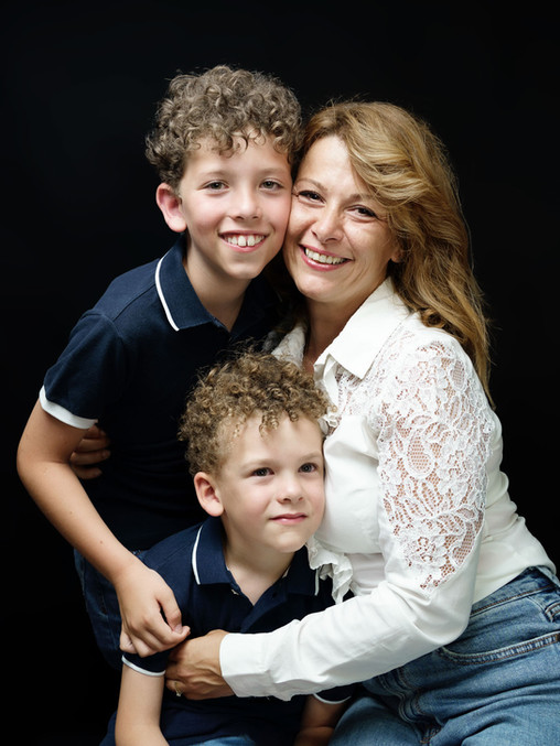 mamma con due bambini fotografia di famiglia naturale in provincia di Asti