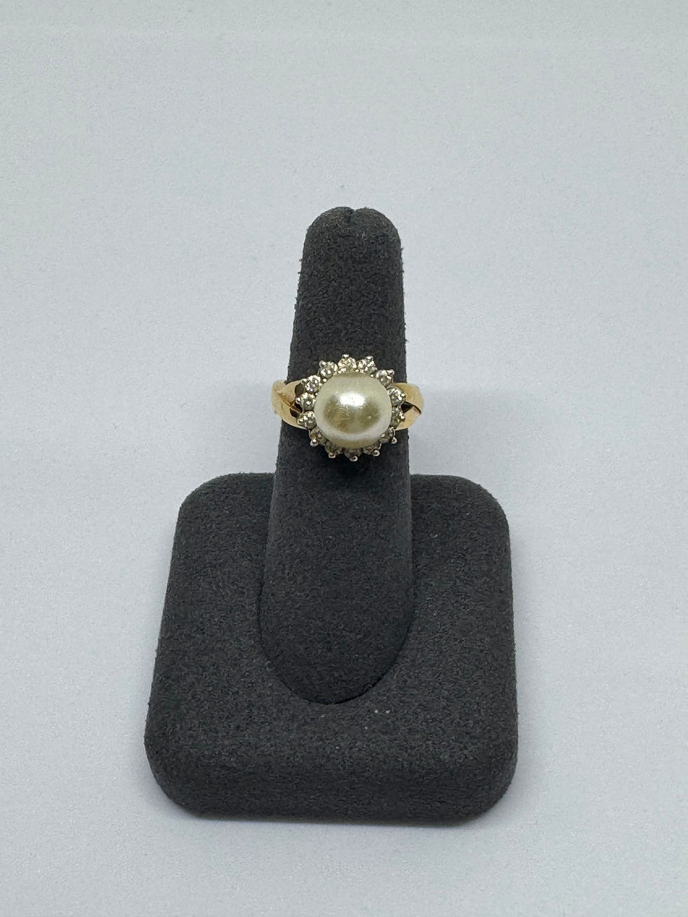 Inel aur galben 14K cu perlă și zirconii, masura 12. Eleganță clasică într-o bijuterie rafinată.