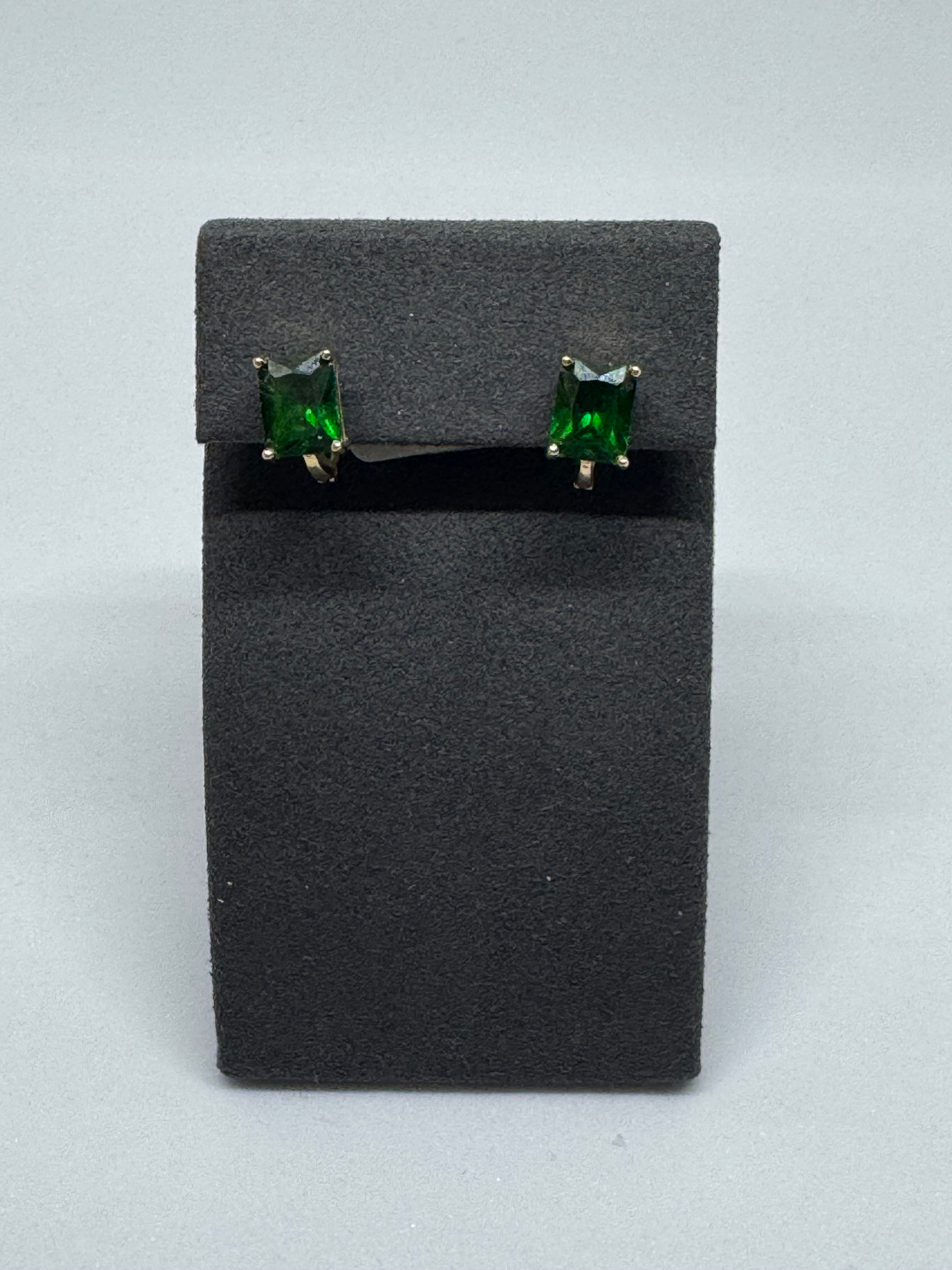 Cercei aur galben 14k cu zirconiu verde mare – 1 cm, 4.02g. Strălucire și culoare.